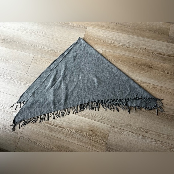 NWOTS Aritzia Wilfred Wool Triangle Scarf - Picture 3 of 13